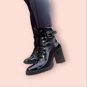 L'intervalle patent leather lacr up booties